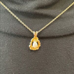Elegant Gold and Opal Pendant Necklace